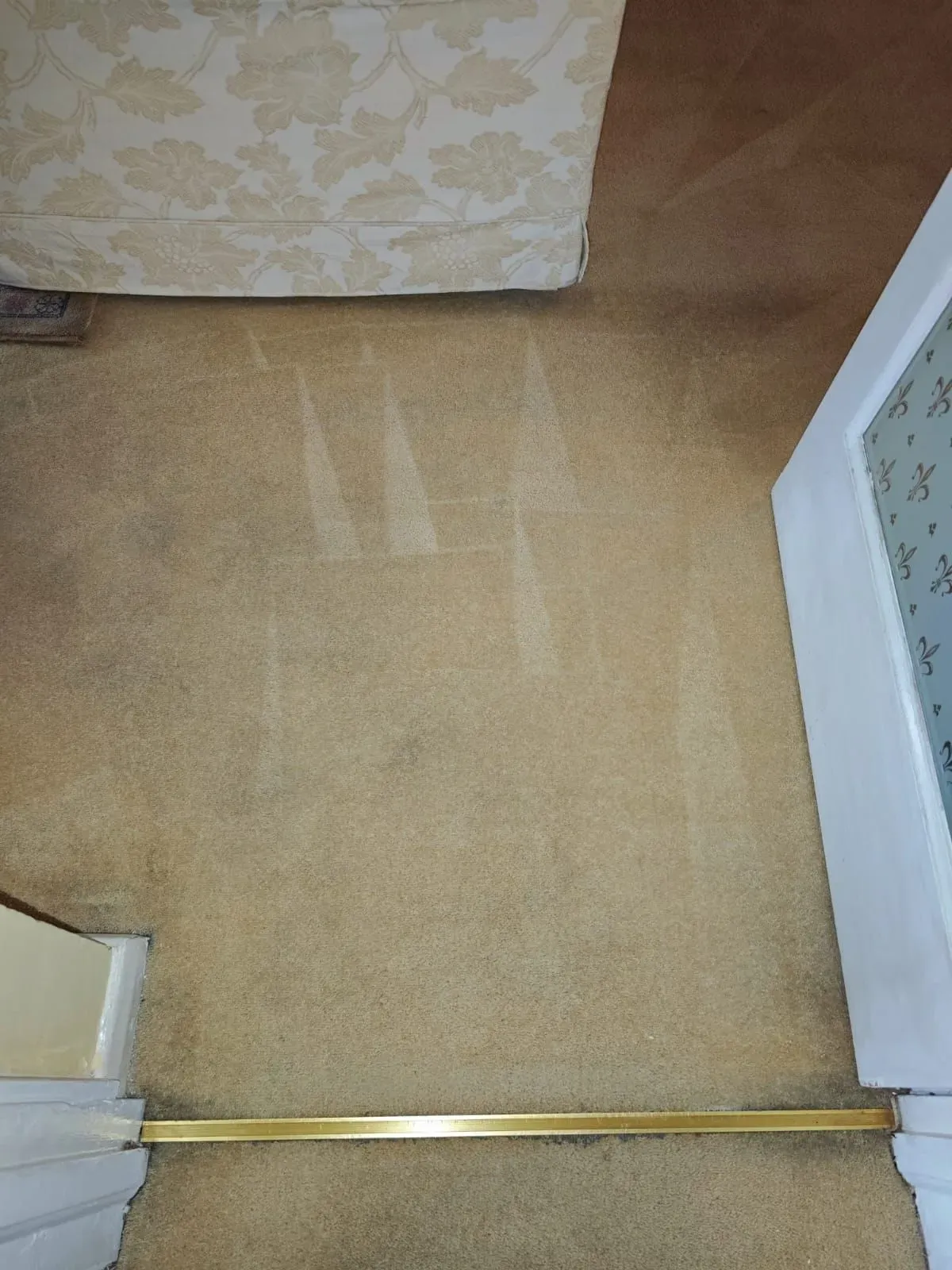 After: fitted carpet, traffic marks and shadows deep-cleaned away